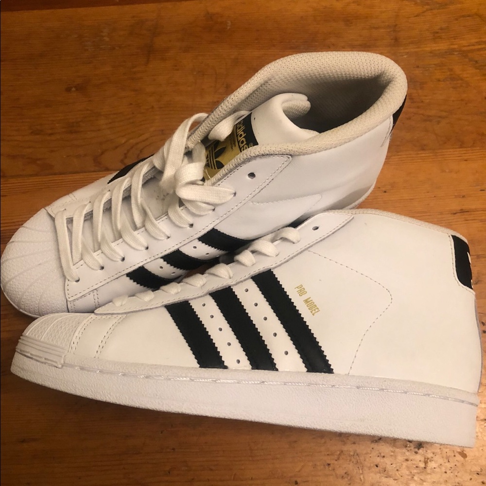 UNISEX ADIDAS HIGHTOPS 5 1/2 men’s 7 1/2 woman’s